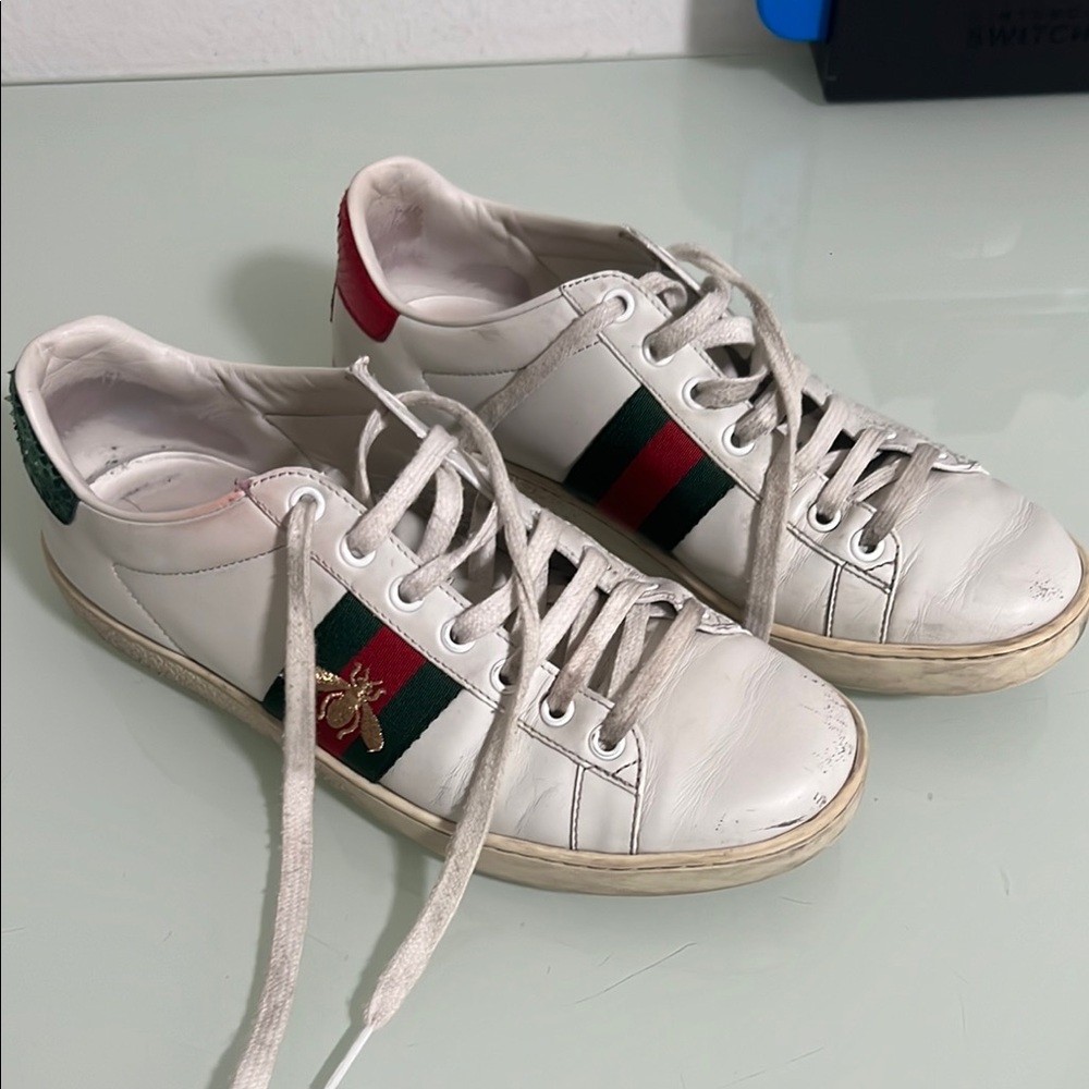 WOMEN'S GUCCI ACE SNEAKER WITH BEE